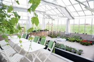 V�xthus med isolerglas och lackade profiler